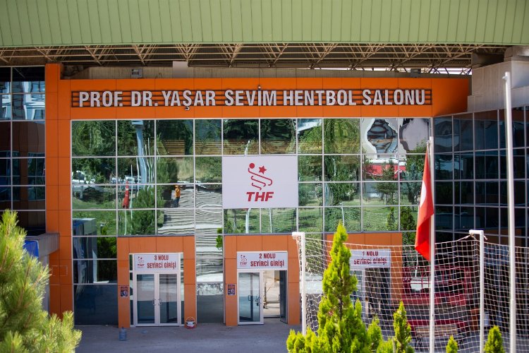 THF'den Türk hentbolunun iki ismine vefa -