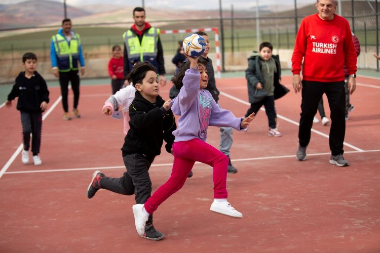 THF'nin gönüllü ekibinden çocuklara hentbol dersi -