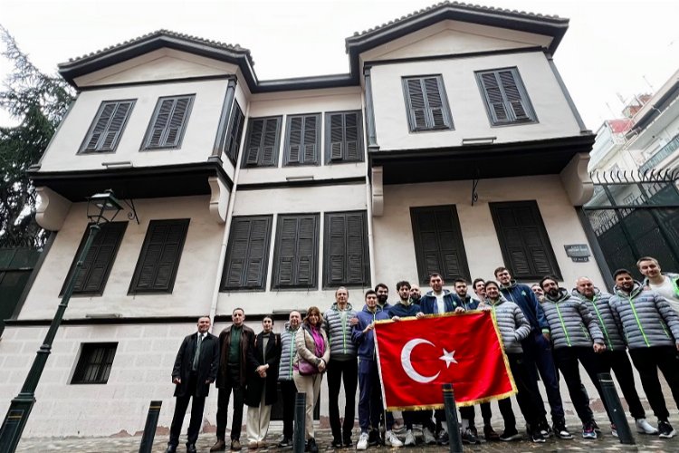 TOFAŞ'lı basketbolcular Ata'nın doğduğu evde -