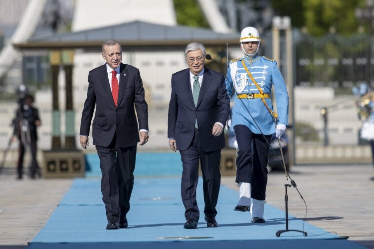 Tokayev resmi törenle karşılandı -