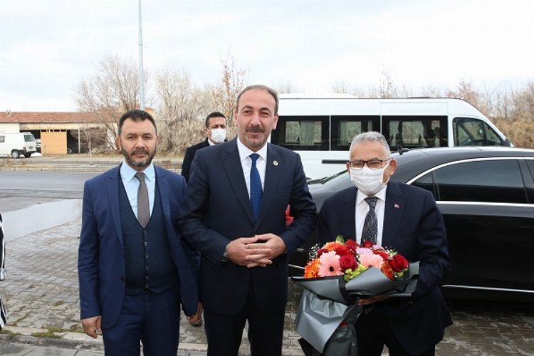 Tomarza'dan Büyükkılıç'a pankartlı teşekkür -