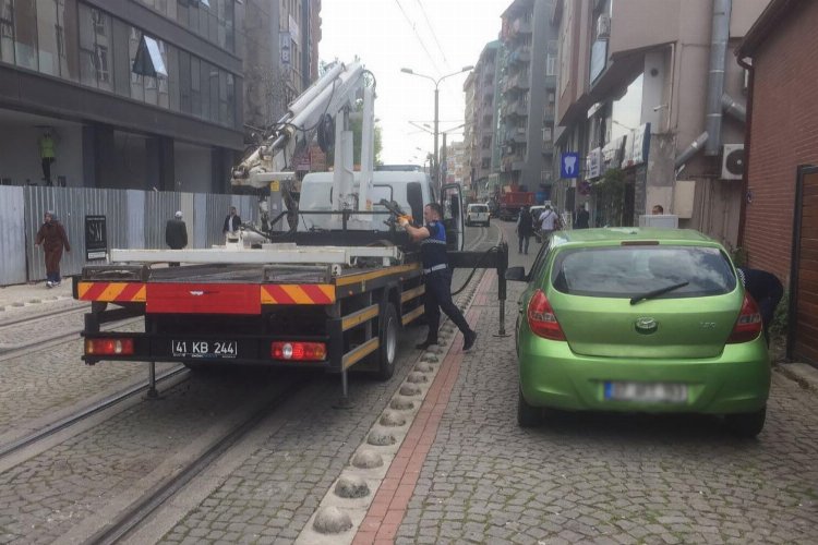 Tramvay yoluna park edilen araçlar çekiliyor -