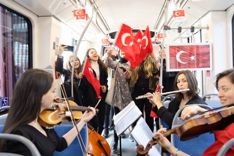 Tramvayda 19 Mayıs coşkusu -