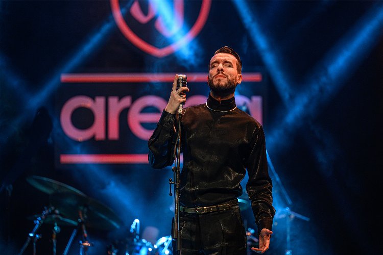 Türkülerle ve unutulmaz şarkılarla Cem Adrian -