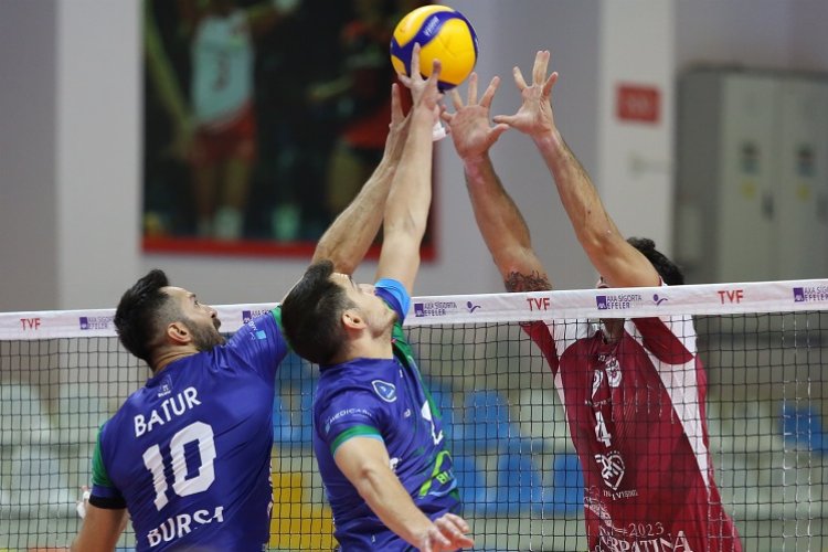 TSYD Bursa Voleybol Turnuvası'nda ilk gün tamamlandı -