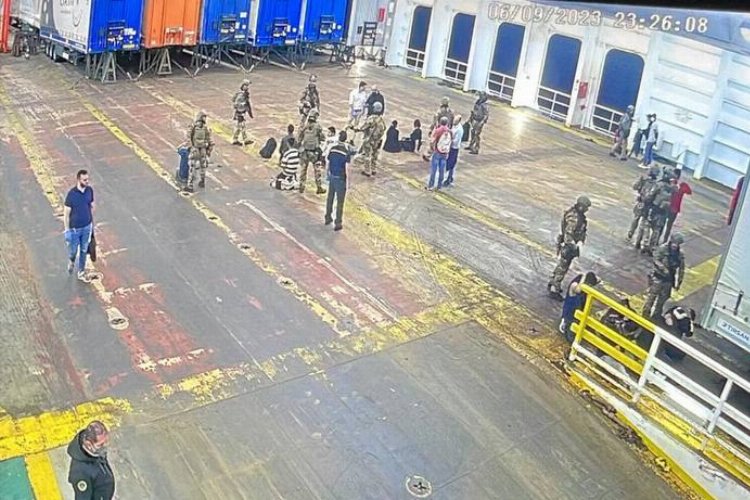 Türk gemisindeki kaçak yolculara İtalya'da operasyon! -