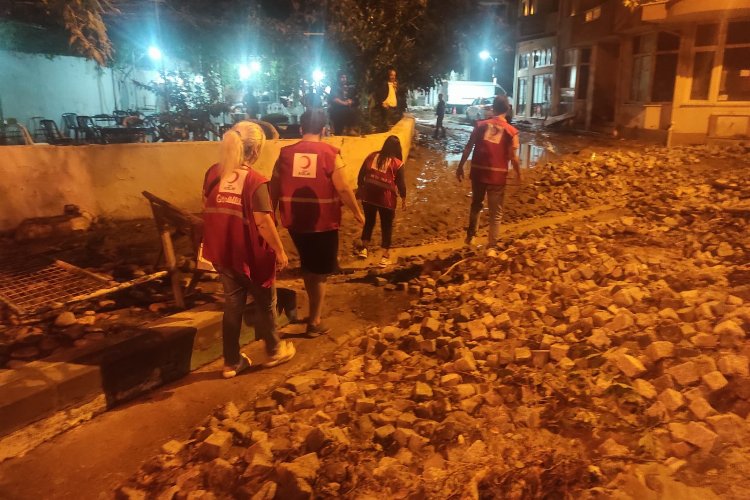 Türk Kızılay ekipleri Bursa Mudanya'da yardıma koştu -