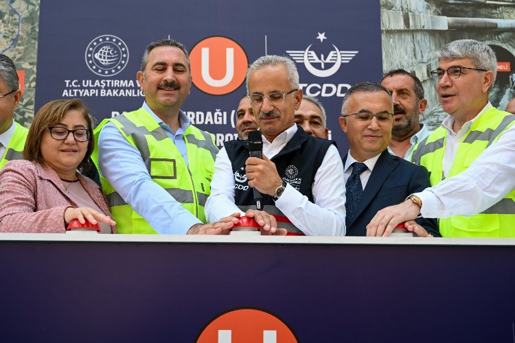 Türkiye'nin en uzun demiryolu tünelinde ışık gözüktü -