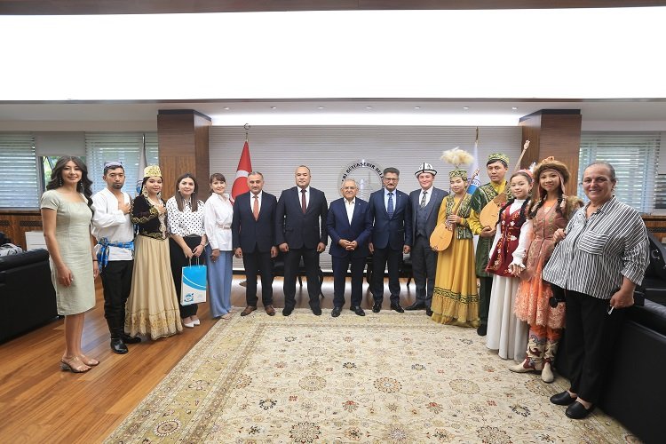 TÜRKSOY heyetine 'Dombra' sürprizi -