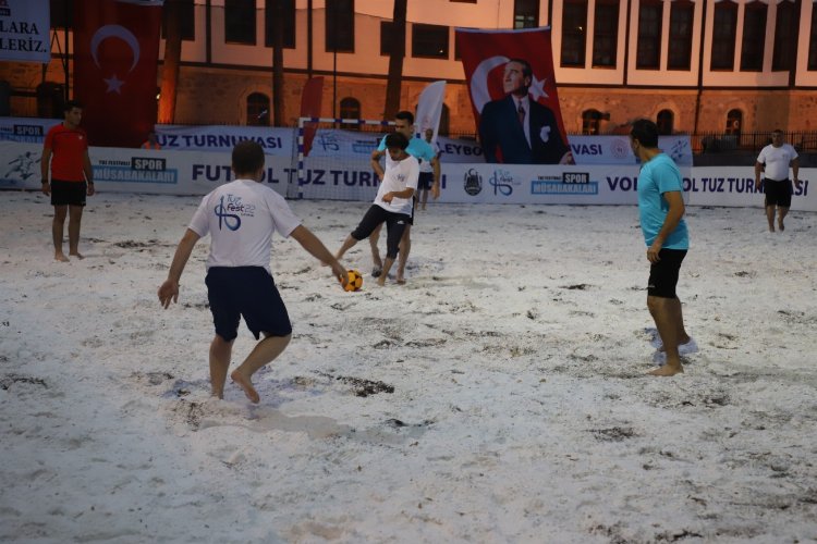 Tuz üzerinde çıplak ayakla futbol -