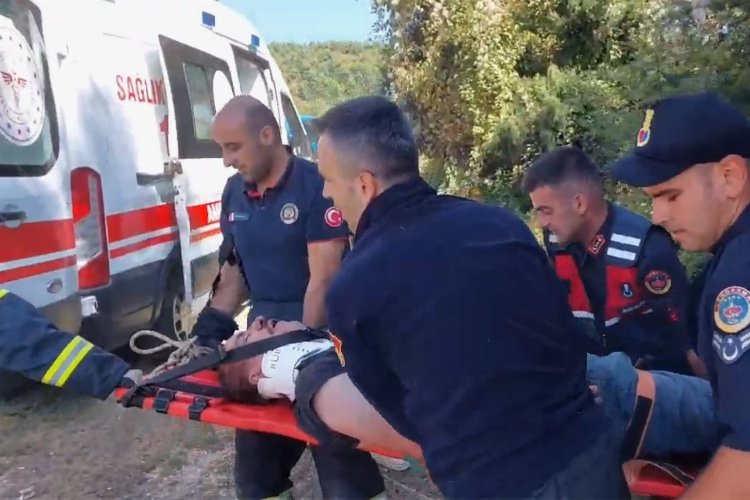 Uçuruma düşen vatandaşı Kocaeli İtfaiyesi kurtardı -