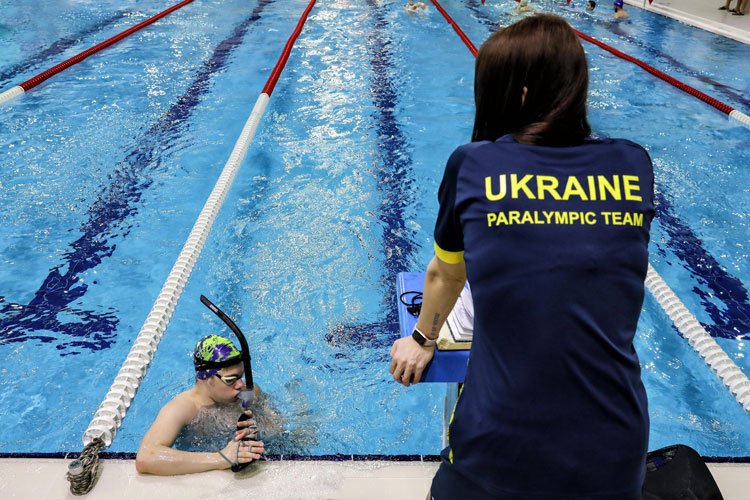 Ukraynalı sporcular havuzda antrenman yapıyor -