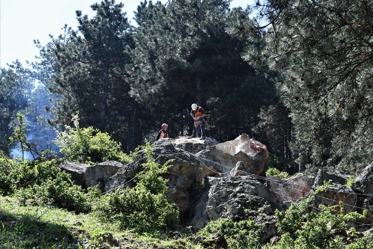 Uludağ'ın dik yamaçlarındaki dev kayalar tehlike olmaktan çıktı -