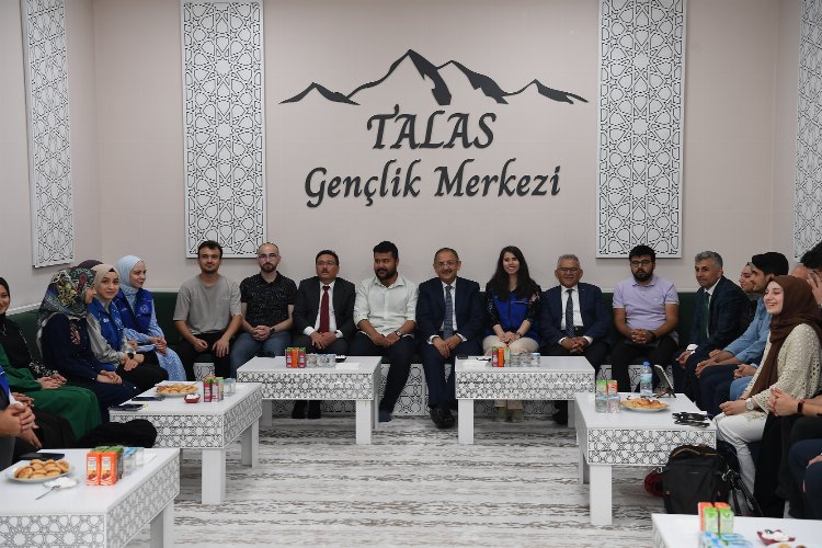 Üniversite adaylarına Memduh Büyükkılıç'tan davet -