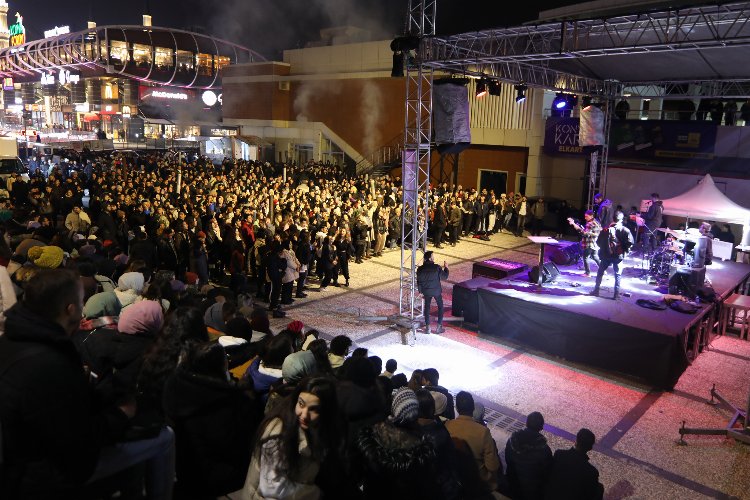 Üniversite öğrencilerinin kış festivali coşkusu -