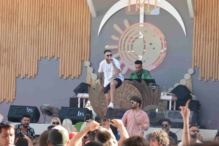 Ünlü rapçi Murda Çeşme'de sahne aldı -