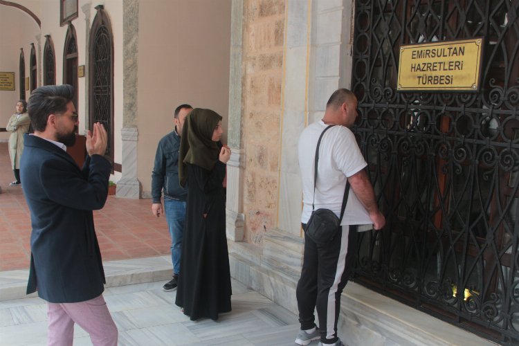 Ünlü sanatçı Mehmet Çevik geleneği bozmadı -