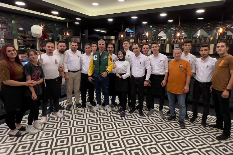 Ünlü sanatçıdan Kahramanmaraş dondurmasına tam not -