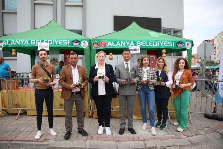 Üreticiye su ve lif kabağı fidesi -