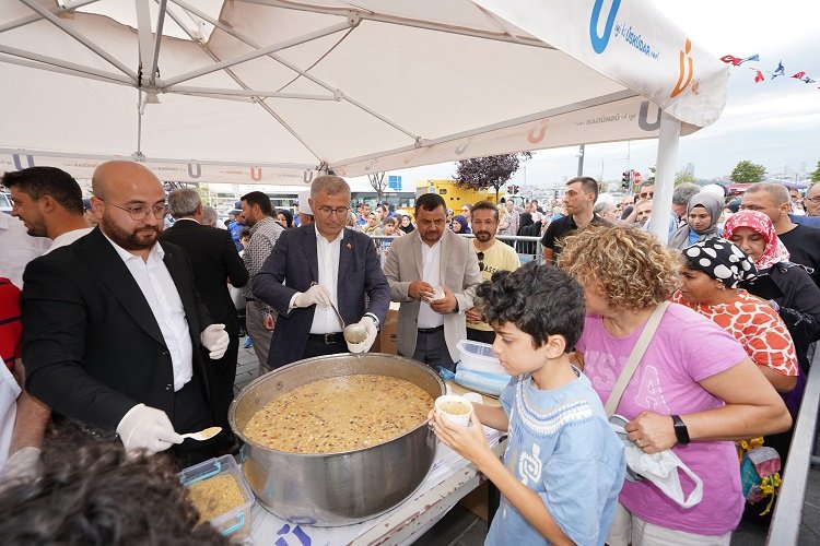 Üsküdar Meydanı'nda 10 bin kişiye aşure -