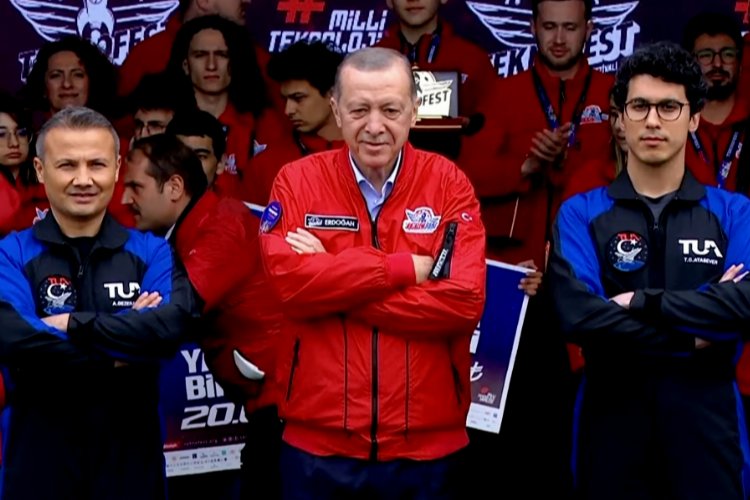 Uzay yolcularına Türk bayrakları teslim edildi -