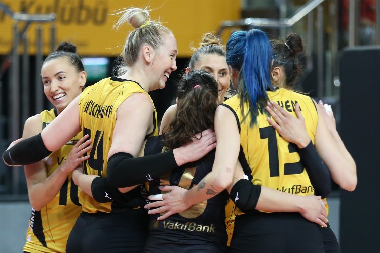 VakıfBank derbi zaferiyle liderliği aldı -