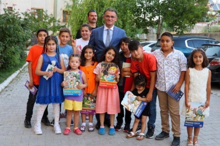 Vali amcadan çocuklara bayram hediyesi -