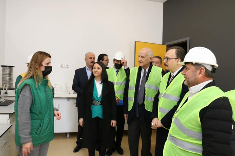 Vali Dr. Kızılkaya Pazaryeri ilçesinde Avrupa’nın en büyük gübre üretim fabrikasını ziyaret etti -