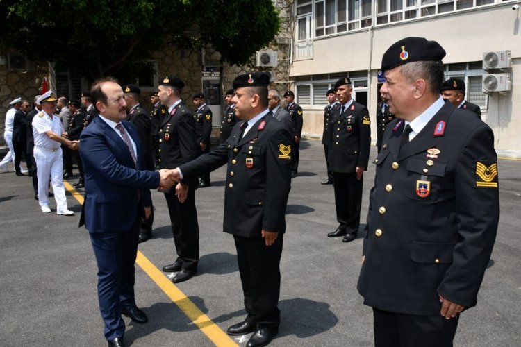 Vali Pehlivan Mehmetçik ile bayramlaştı -