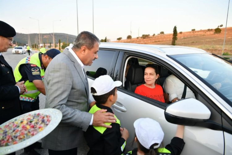 Vali trafik denetiminde! Çocuklara düdük, araç sürücülerine kolonya, çikolata -