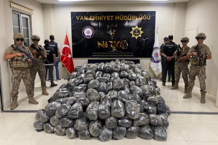 Van'da 3 tona yakın toz esrar ele geçirildi -