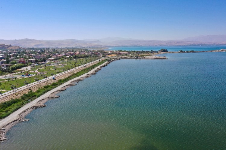 Van Gölü’nde dip çamuru temizleniyor -