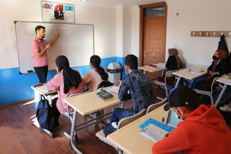Van Sürekli Eğitim Merkezi üniversitenin kapısını açtı -