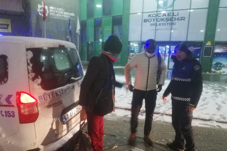 Vatandaşlar evlerine turistler otogara bırakıldı -