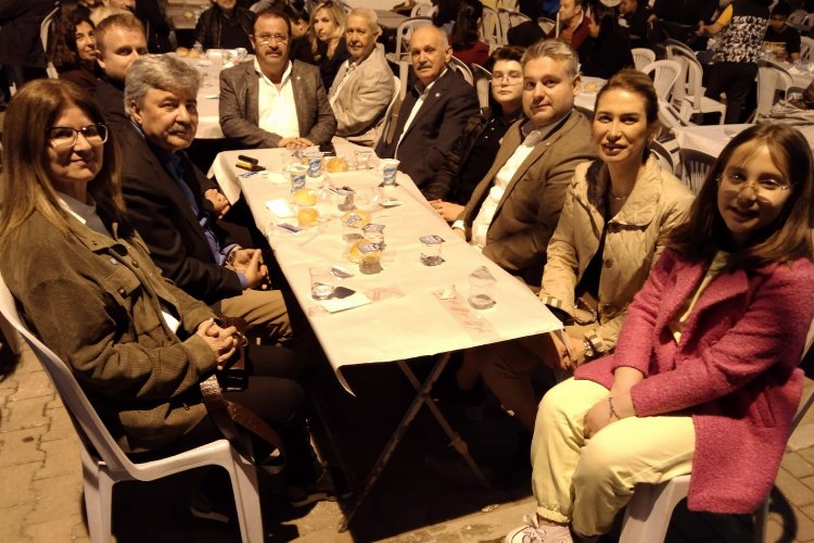 İYİ Parti Marmaris'te sokakta halka açık iftar -