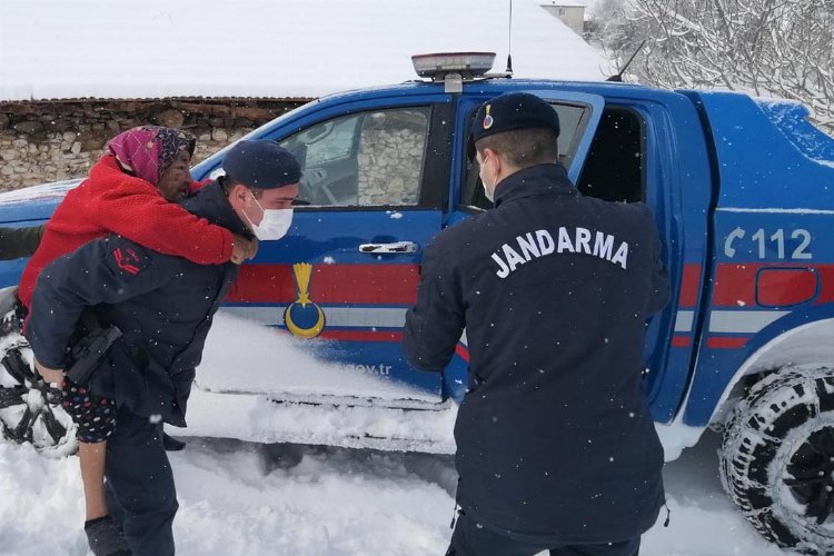 Yaşlı kadını jandarma sırtında taşıdı -