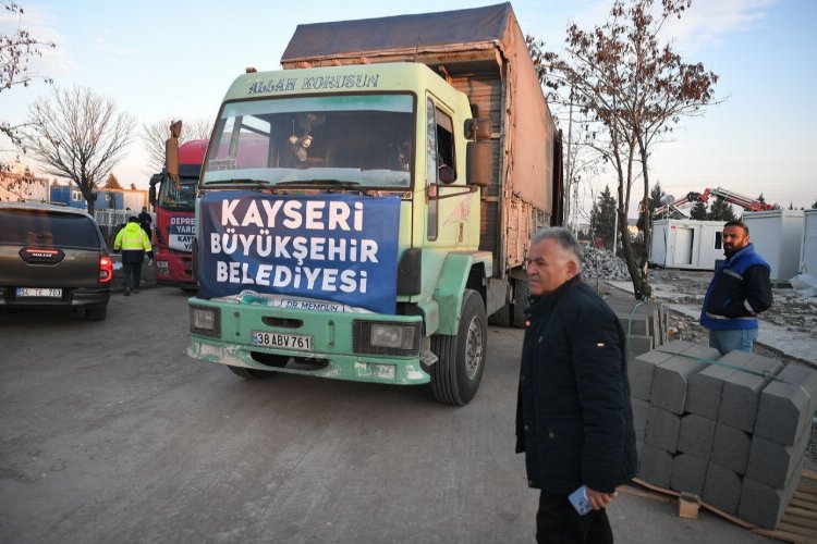 Yardım tırlarına Kahramanmaraş'ta karşılama -