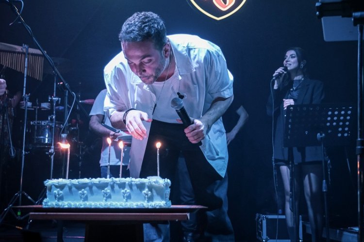 Yeni yaşına sahnede girdi -