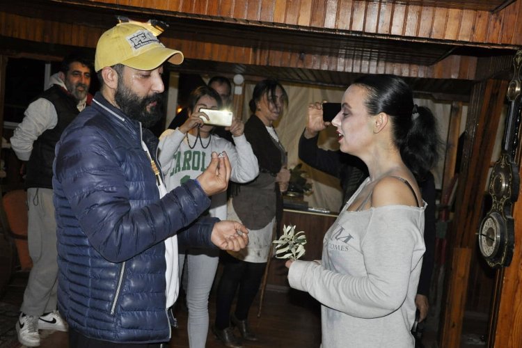 Yönetmenden başrol oyuncusuna film setinde evlenme teklifi -
