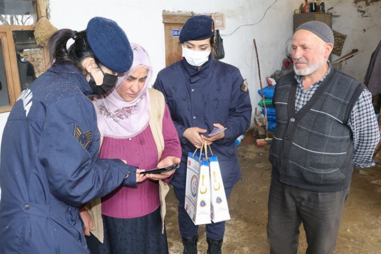 Yozgat'ta kadın astsubaylar çalmadık kapı bırakmıyor -