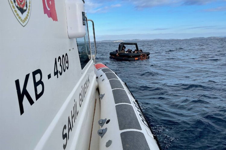 Yunanistan 3 göçmeni denize attı: 1 ölü -