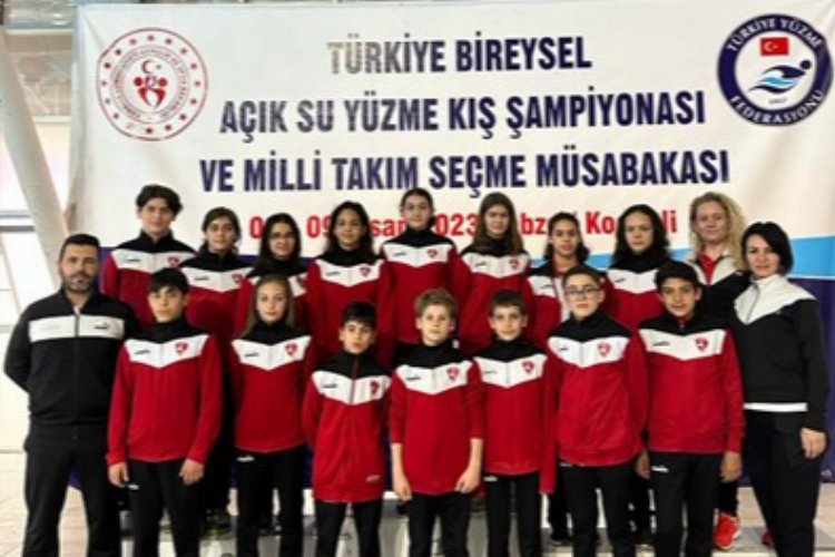 Yüzme takımı gururlandırdı -