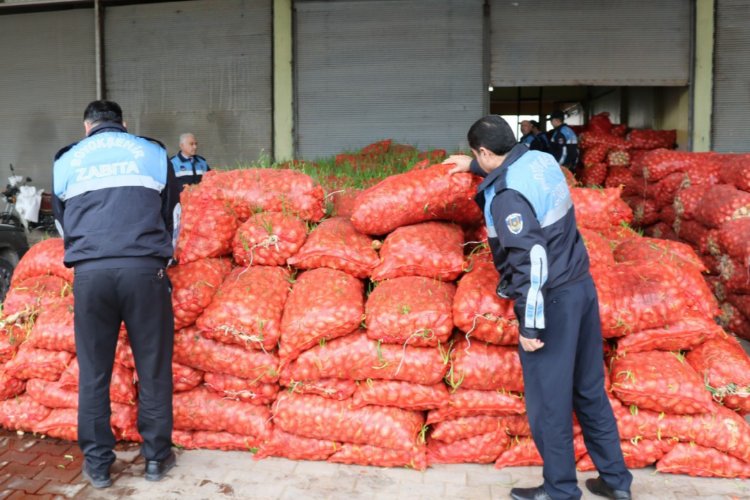 Zabıtadan sıkı denetim! Çürümüş 22 ton soğan imha edildi -