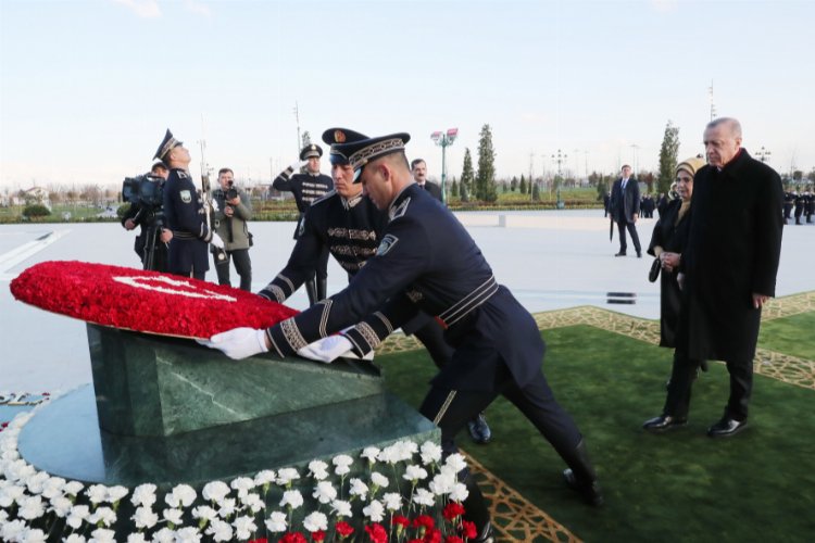 Özbekistan'daki Bağımsızlık Anıtı'na Erdoğan'dan çelenk -