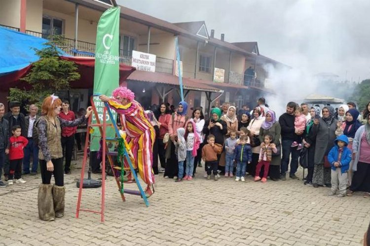 Zirvede tiyatro resitali! İlk kez tiyatro izlemenin mutluluğunu yaşadılar -