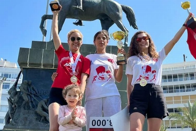 Özlem Işık, İzmir’de kürsüde yer aldı -