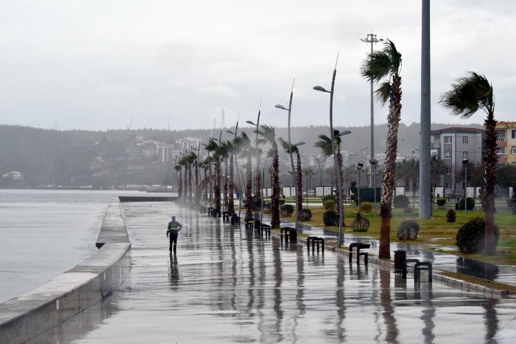 İzmir Aliağa'da fırtına etkisini sürdürecek -