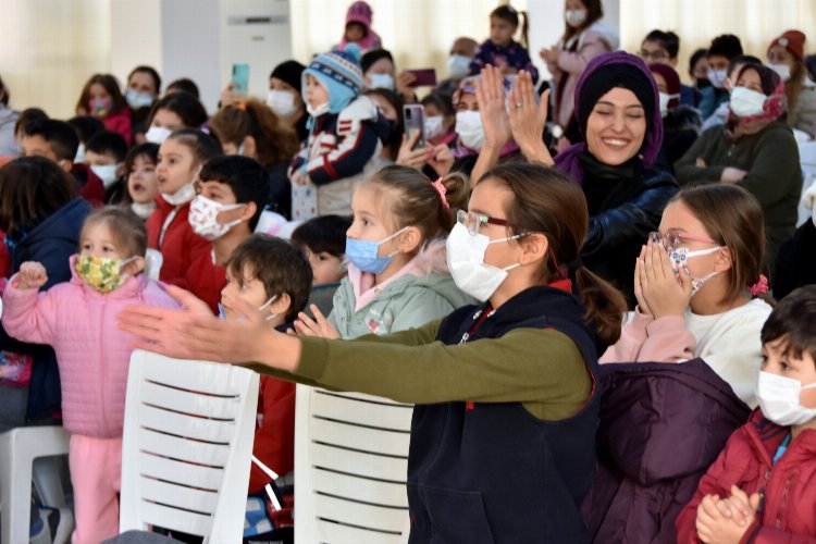 İzmir Aliağa'da çocuklar tiyatro ve sihirbaz gösterileri ile eğlendi -