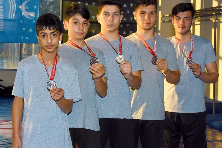 İzmir Aliağalı güreşçilerden 5 madalya birden -