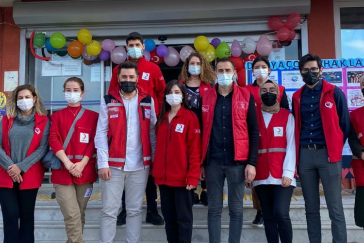 İzmir Buca'da Genç Kızılay'dan çocuklara etkinlik